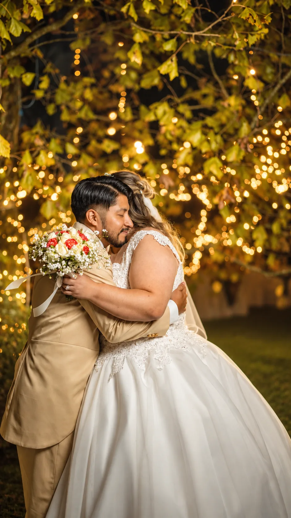 Abrazo de los novios bajo las luces