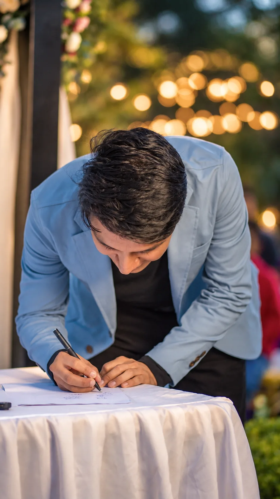 El novio firma durante la ceremonia