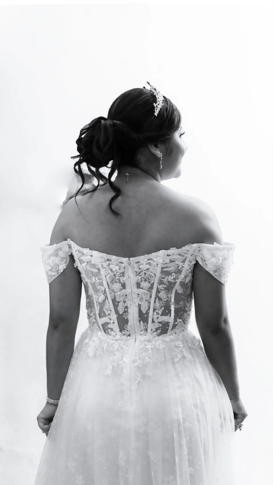 Retrato de la novia de espaldas en blanco y negro