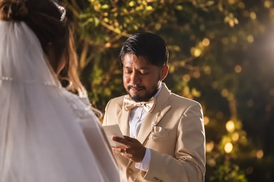 El novio mira a su pareja durante la ceremonia