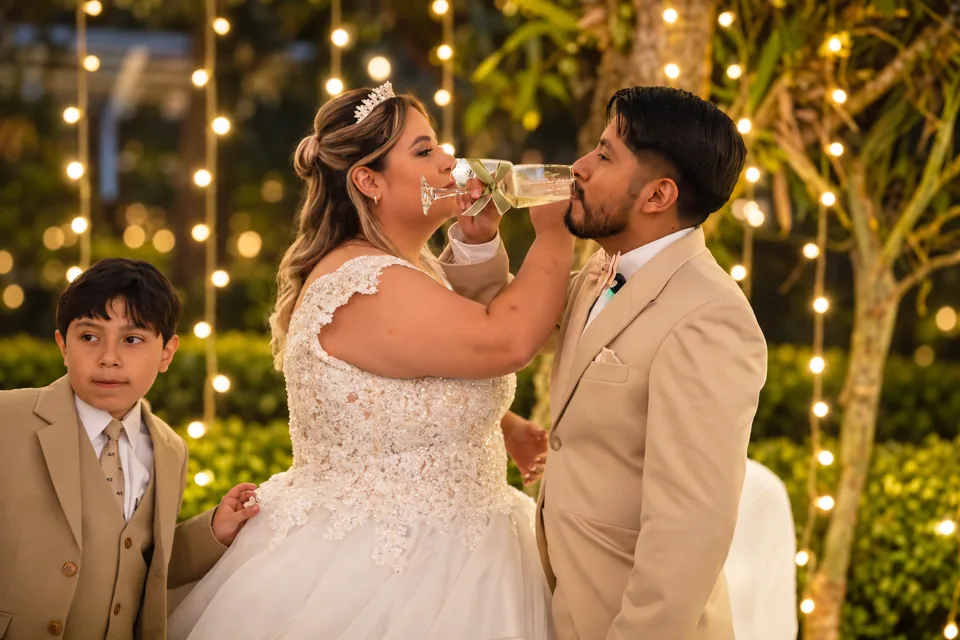 La novia y el novio celebran con un beso