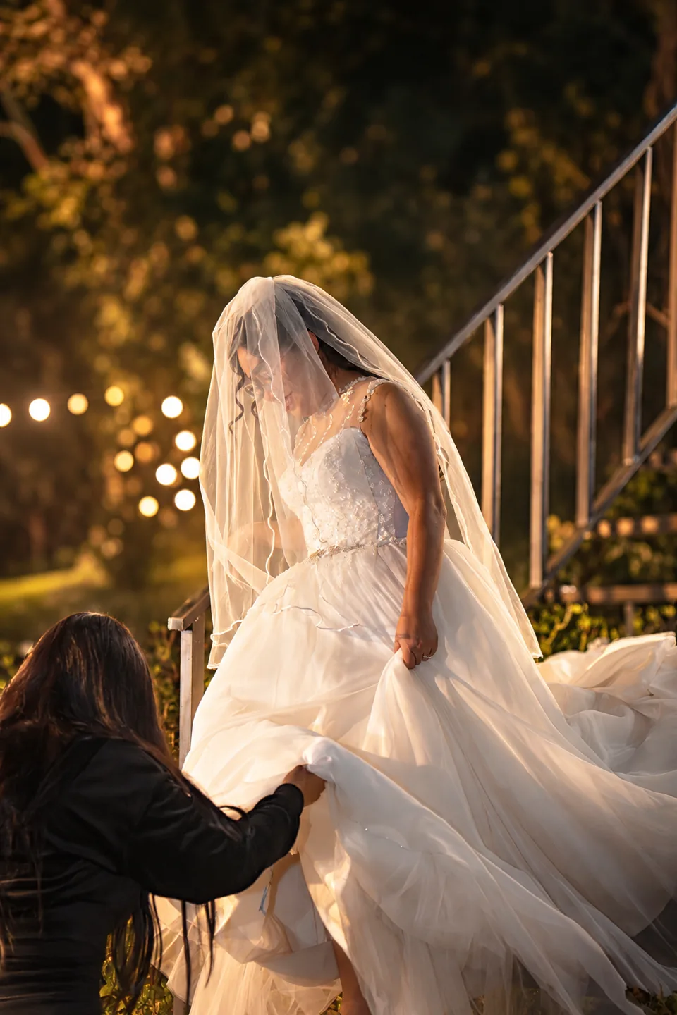 Retrato de la novia entre luces cálidas