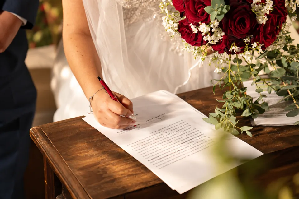 La novia firma junto a su ramo